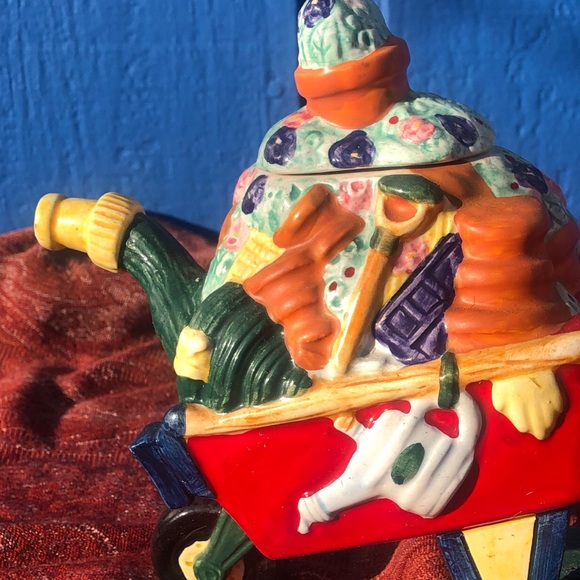 VTG ‘Gardener & Wheelbarrow’ Teapot Cardinal Inc - Picture 7 of 7